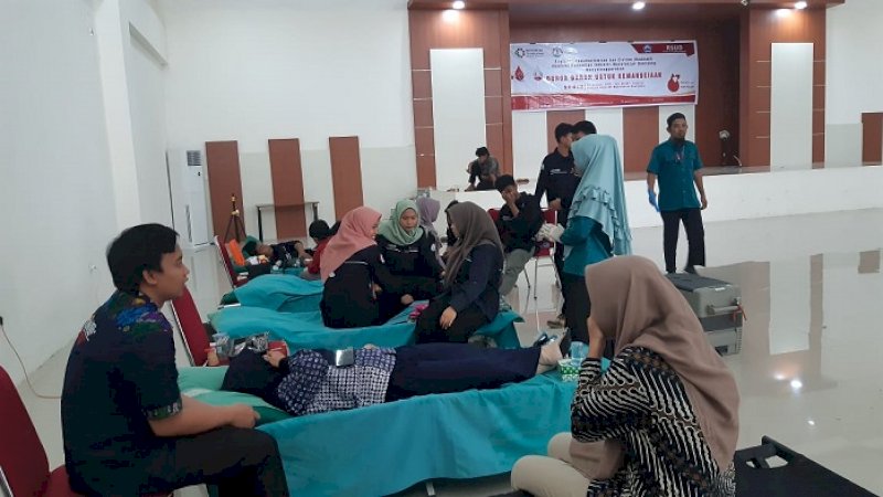 Akademi Komunitas Industri Manufaktur Bantaeng menggelar donor darah.