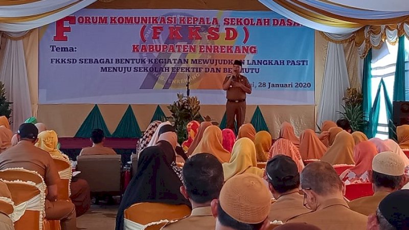 Bupati Enrekang, Muslimin Bando membuka Forum Komunikasi Kepala Sekolah Dasar (FKKSD), Selasa (28/1/2020).
