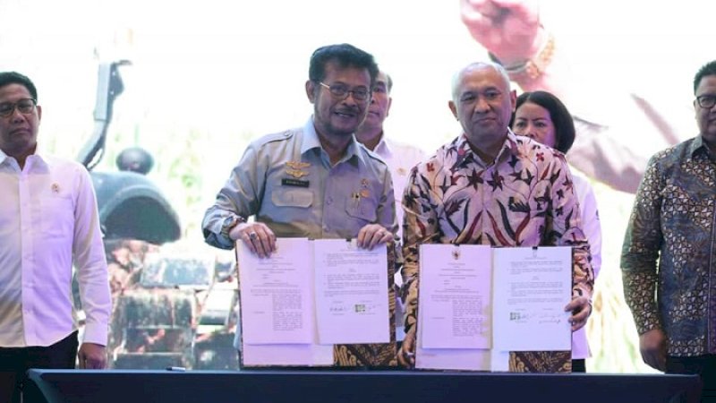 Menteri Pertanian, Syahrul Yasin Limpo dan Menteri Koperasi dan UKM (Menkop UKM), Teten Masduki menunjukkan dokumen MoU yang baru diteken, Senin (27/1/2020).