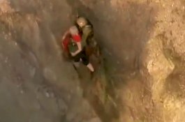 Jatuh dari Tebing saat Naik Gunung Bareng Suami, Istri Selamat Setelah Tersangkut Akar Pohon