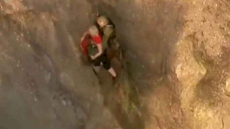 Detik-detik penyelamatan pendaki yang jatuh dari tebing.