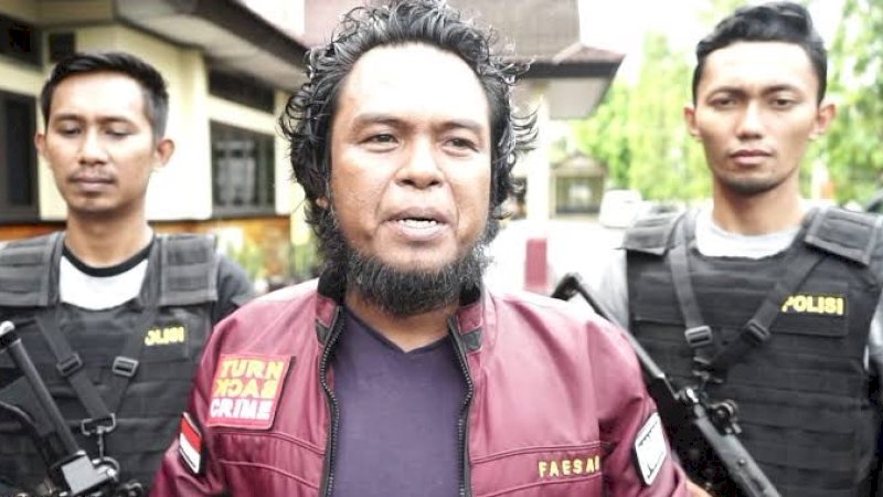 Aiptu Faesal (tengah)