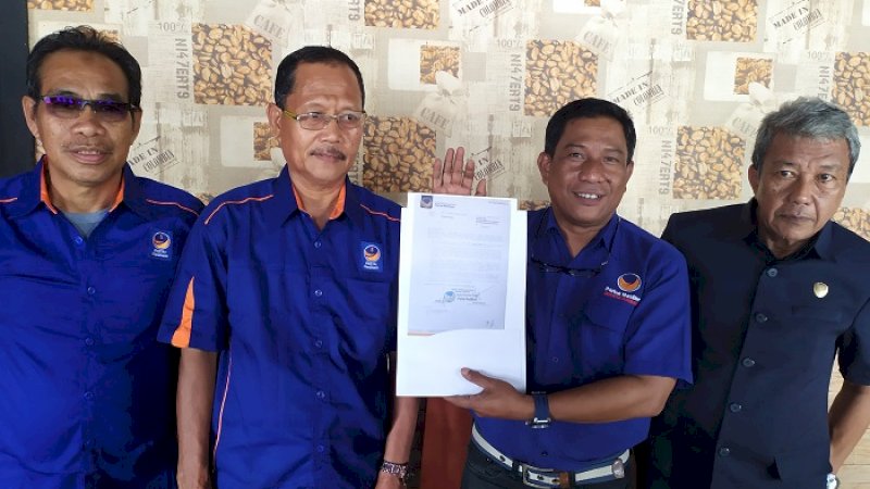 Sekretaris DPD NasDem Barru, Rakhman Hasan memperlihatkan rekomendasi Suardi Saleh kepada wartawan, Selasa (28/1/2020).