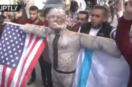 Protes 'Rencana Perdamaian' Timur Tengah, Warga Palestina Bakar Boneka Trump