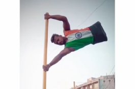 Menginspirasi! Pria Tanpa Kaki Memanjat Tiang dan Berkibar Sebagai Bendera