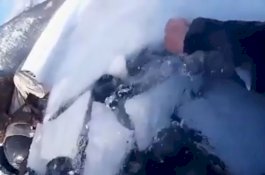 Terjatuh di Danau Beku, Ayah dan Anak Terekam Meronta-ronta Berusaha Keluar