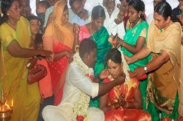 Pengantin Beragama Hindu Ini Rayakan Pernikahannya di Masjid