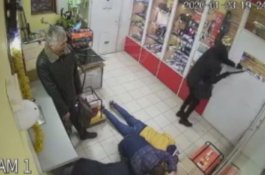 Perampok Tendang Pintu Hingga Kakinya Terkilir, Pulang Pincang dengan Tangan Kosong