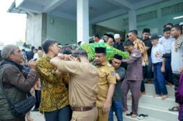 Usai Kunker di Takalar, Wagub Sulsel Melayat hingga Gotong Jenazah Anak Buahnya yang Meninggal