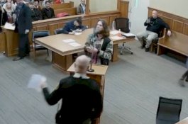 Di Depan Hakim, Pria ini Menghisap Ganja Dengan Santai di Pengadilan