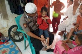 Hampir Setiap Hari, Anggota Polres Pelabuhan Makassar Semangati Anak yang Lumpuh Sejak Lahir
