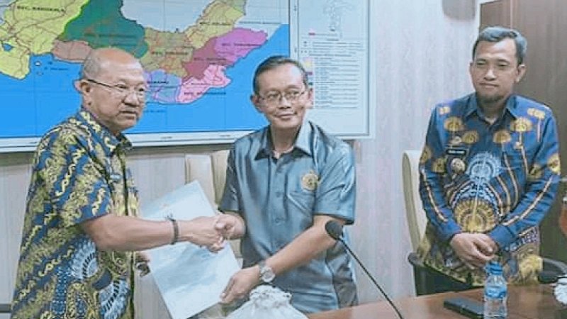 Kepala BPK Perwakilan Provinsi Sulsel, Wahyu Priyono bersama Bupati Jeneponto Iksan Iskandar dan Wabup Paris Yasir.