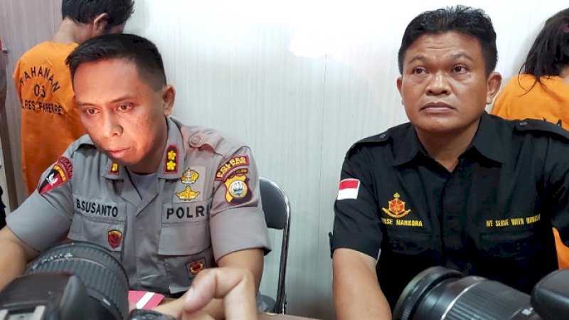 Kapolres Parepare, AKBP Budi Susanto (kiri) bersama Kasat Narkoba Polres Parepare, AKP Suardi.