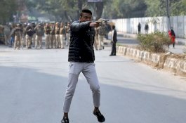 Video Pria Dibiarkan Polisi Tembaki Mahasiswa Muslim Berunjuk Rasa