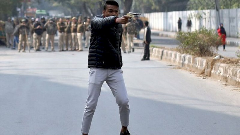 Seorang pria menembak mahasiswa Muslim yang berunjuk rasa di Delhi, di depan polisi.
