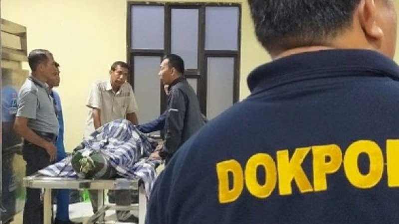 Proses autopsi jenazah Dahlan Daeng Liwang di RS Bhayangkara, Kota Makassar beberapa waktu lalu.
