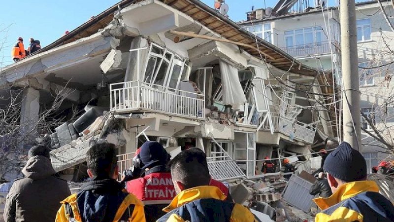 Salah satu bangunan yang ambruk akibat gempa Turki.