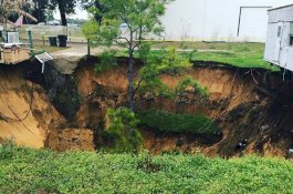 Video Detik-Detik Rumah Terkubur dalam Lubang yang Menganga Tiba-Tiba
