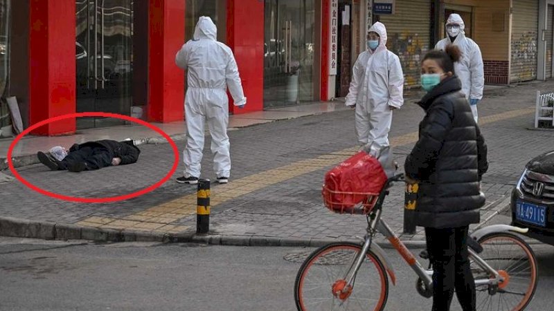 Warga Wuhan tiba-tiba tergeletak tak bernyawa di jalanan.
