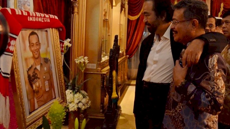 Syahrul Yasin Limpo bersama Surya Paloh menatap foto Rinra Sujiwa beberapa waktu lalu.