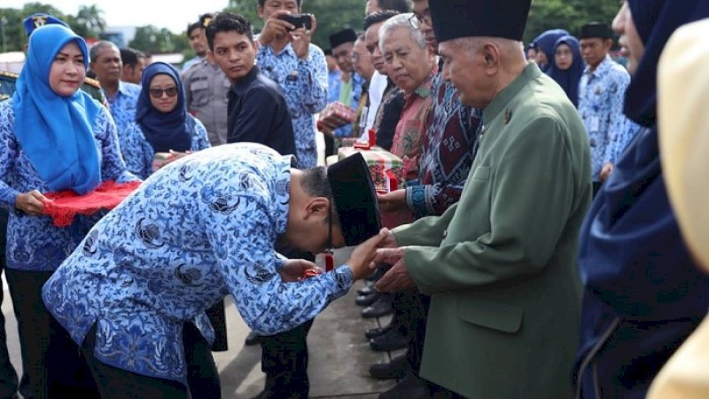 Danny Pomanto menunjukkan kesantunan kepada yang lebih tua.