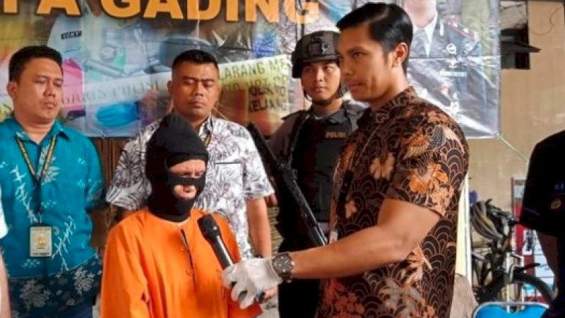 R, istri kedua yang membunuh suaminya. 