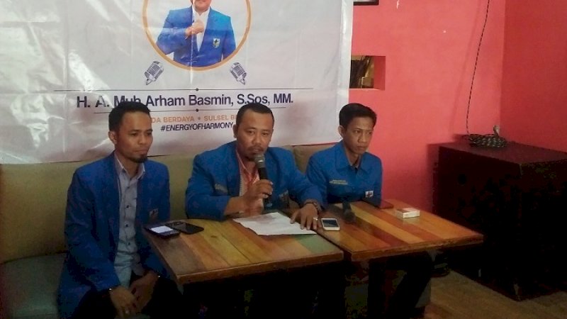 Andi Surahman Batara (tengah).