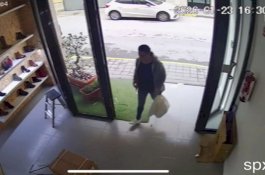 Wanita Ketahuan Curi 40 Mainan Seks yang Bisa Isap Itu