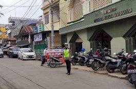 Polisi Cantik Polres Pelabuhan Turun Tangan Jaga Jemaah Salat Jumat
