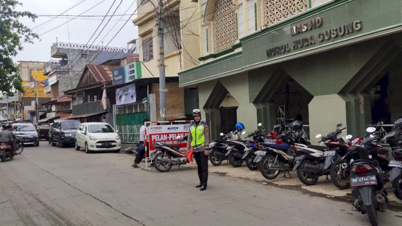 Polisi Cantik Polres Pelabuhan Turun Tangan Jaga Jemaah Salat Jumat