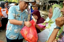 Setelah Dinsos, Giliran Plh Sekda Barru Turun Salurkan Bantuan ke Korban Angin Kencang