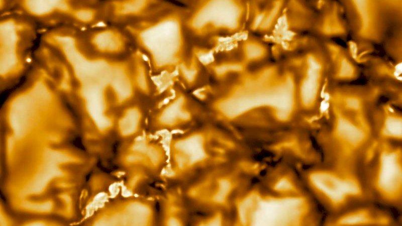 Permukaan matahari yang direkam teleskop. 