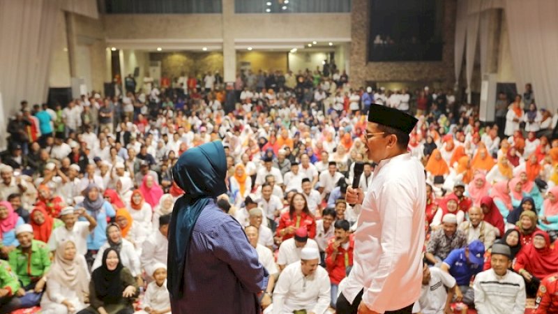 Danny Pomanto dan istri di hadapan loyalisnya, Jumat (31/1/2020).