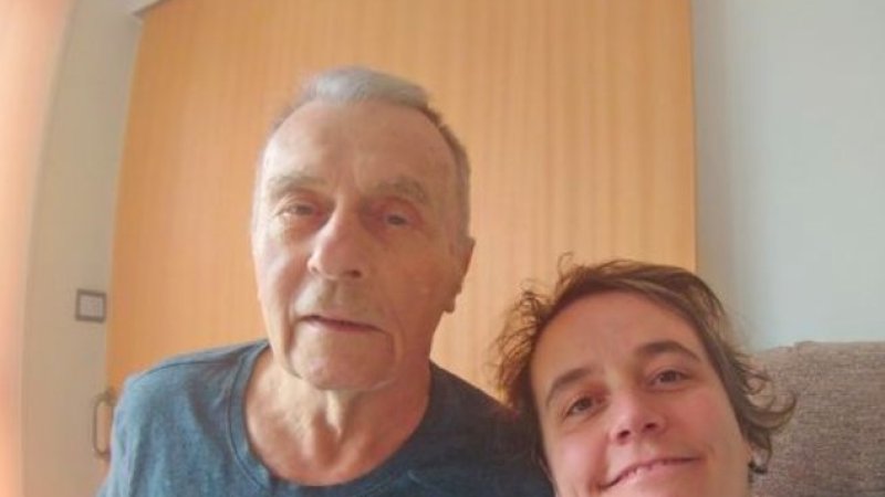 Cinta Donna Brickell (kanan) dan Eric Morgan.