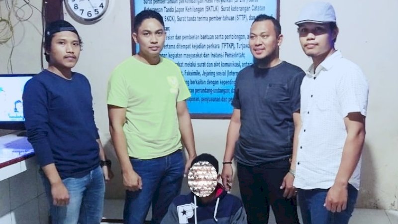 AS (jongkok), remaja yang menikam teman sekolahnya di Jeneponto.