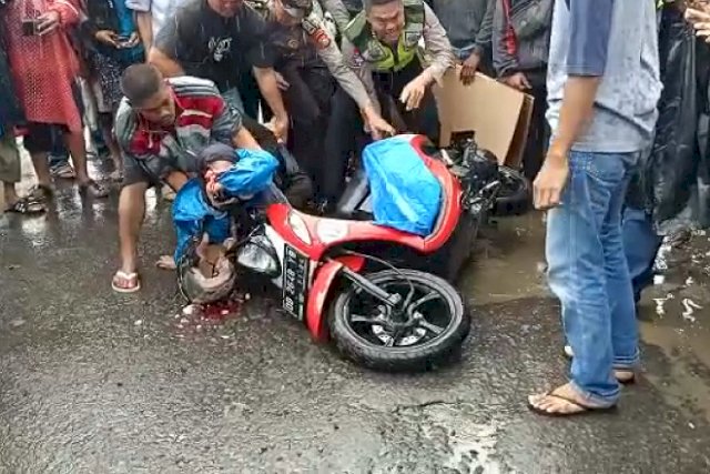 Jatuh Setelah Motornya Masuk Lubang Perempuan Gowa Ini Dilindas Truk Dari Belakang