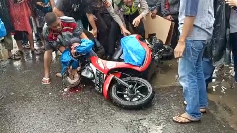 Warga menolong Rasna yang baru saja dilindas truk.