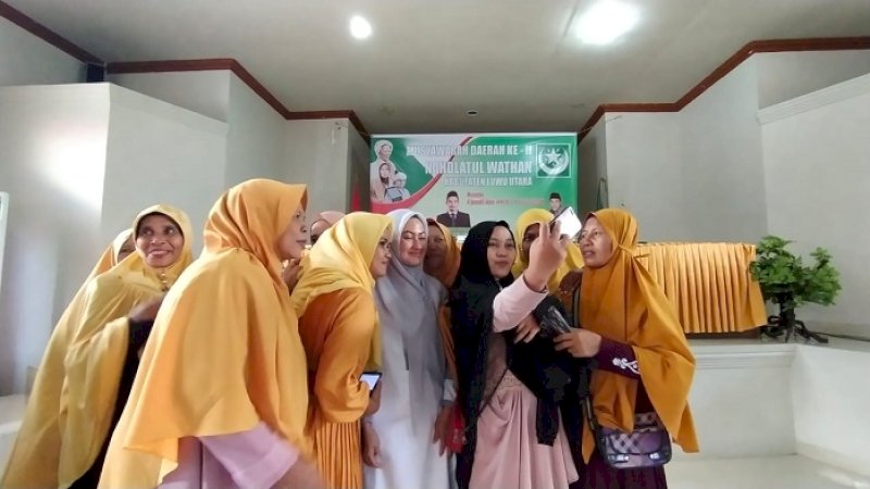 Warga Nahdlatul Wathan swafoto bersama Bupati Luwu Utara, Indah Putri Indriani.