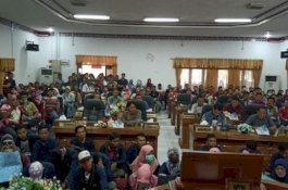 Warga Natuna Menginap di Kantor DPRD Tolak Evakuasi WNI dari China
