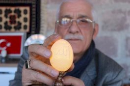 Seniman ini Pecahkan Rekor Mengukir 12.000 Lubang di Kulit Telur