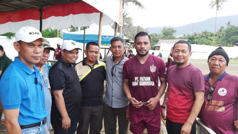 Wabup Enrekang, Asman (kedua kiri) dan Zulham Zamrun (ketiga kanan) pada pembukaan turnamen Kalosi Cup IV, Sabtu (1/2/2020).