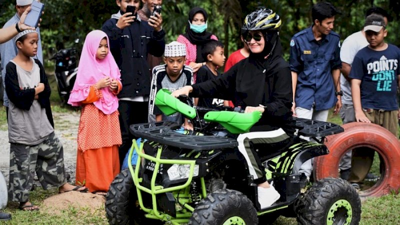 Bupati Luwu Utara, Indah Putri Indriani menjajal mobil ATV di Baloli, Sabtu (1/2/2020).