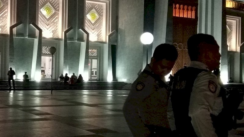 Sejumlah aparat kepolisian Polres Gowa mengamankan pertemuan perdamaian MUI Gowa dengan Tarekat Tajul Khwalwatiyah Syekh Yusuf di ruang VIP Masjid Agung Syekh Yusuf Gowa.