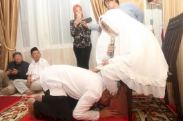 Balon Bupati Maros Cium Kaki Orang Tua, Ibunda Amirullah: Jangan Korupsi dan Sakiti Rakyat
