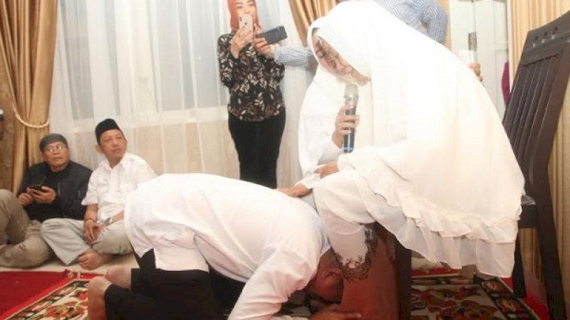 Bakal calon Bupati Maros, Amirullah Nur Saenong, bersujud lalu mencium kaki ibundanya, Siti Rahmah. Dia lalu meminta restu untuk maju bertarung di Pilkada Maros 2020.