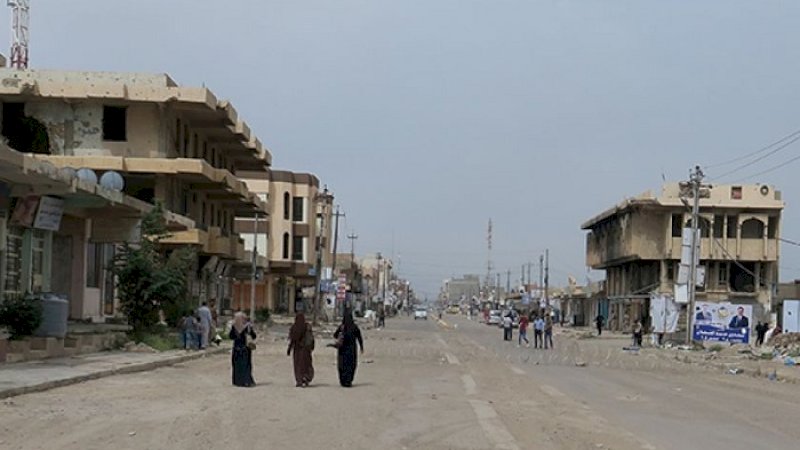 Warga berjalan-jalan di Fallujah.