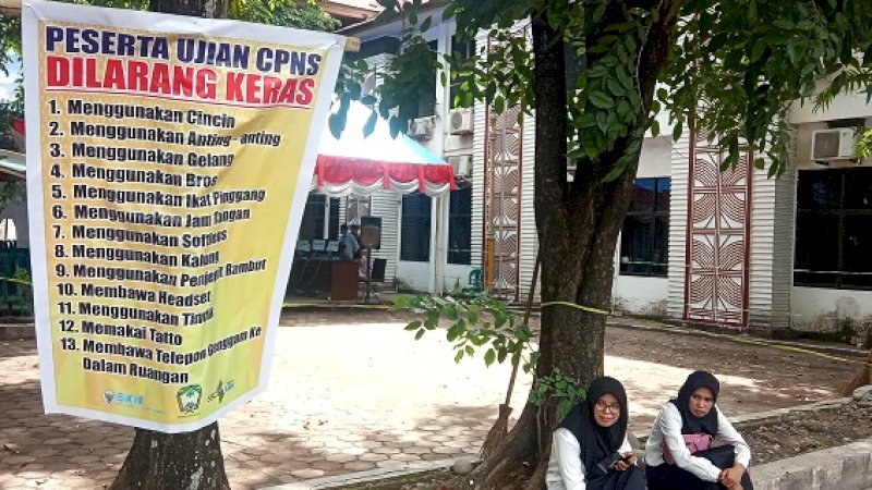 Sebuah poster menyambut peserta Seleksi Kompetensi Dasar (SKD) di Gowa, Minggu (2/2/2020). 