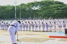 Minggu Pagi, Iqbal Suhaeb Bakar Semangat Ratusan Karate-Do 
