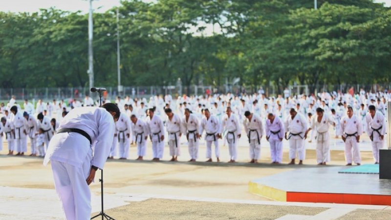 Penjabat Wali Kota Makassar, Iqbal Suhaeb membakar semangat ratusan peserta ujian kenaikan sabuk.