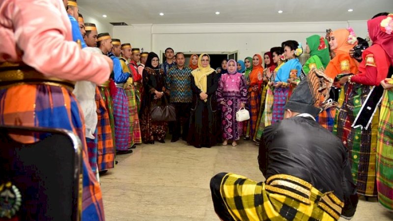 Ketua Tim Penggerak PKK Sulsel, Lies Fachruddin disambut putra putri pendidikan, Sabtu (1/2/2020).